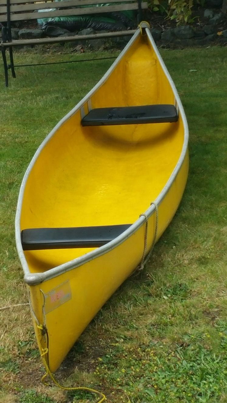 16 ' Yankee Rebel Fiberglass canoe, with oars.