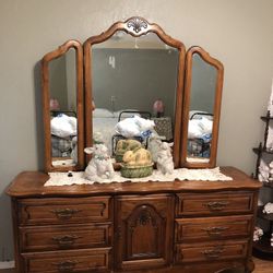 Dresser With Mirror 