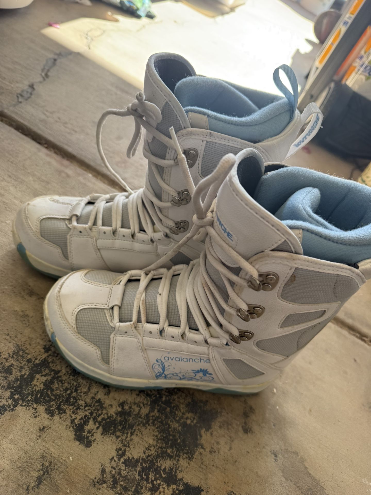 Women’s White Avalanche Snowboard Boots Size9