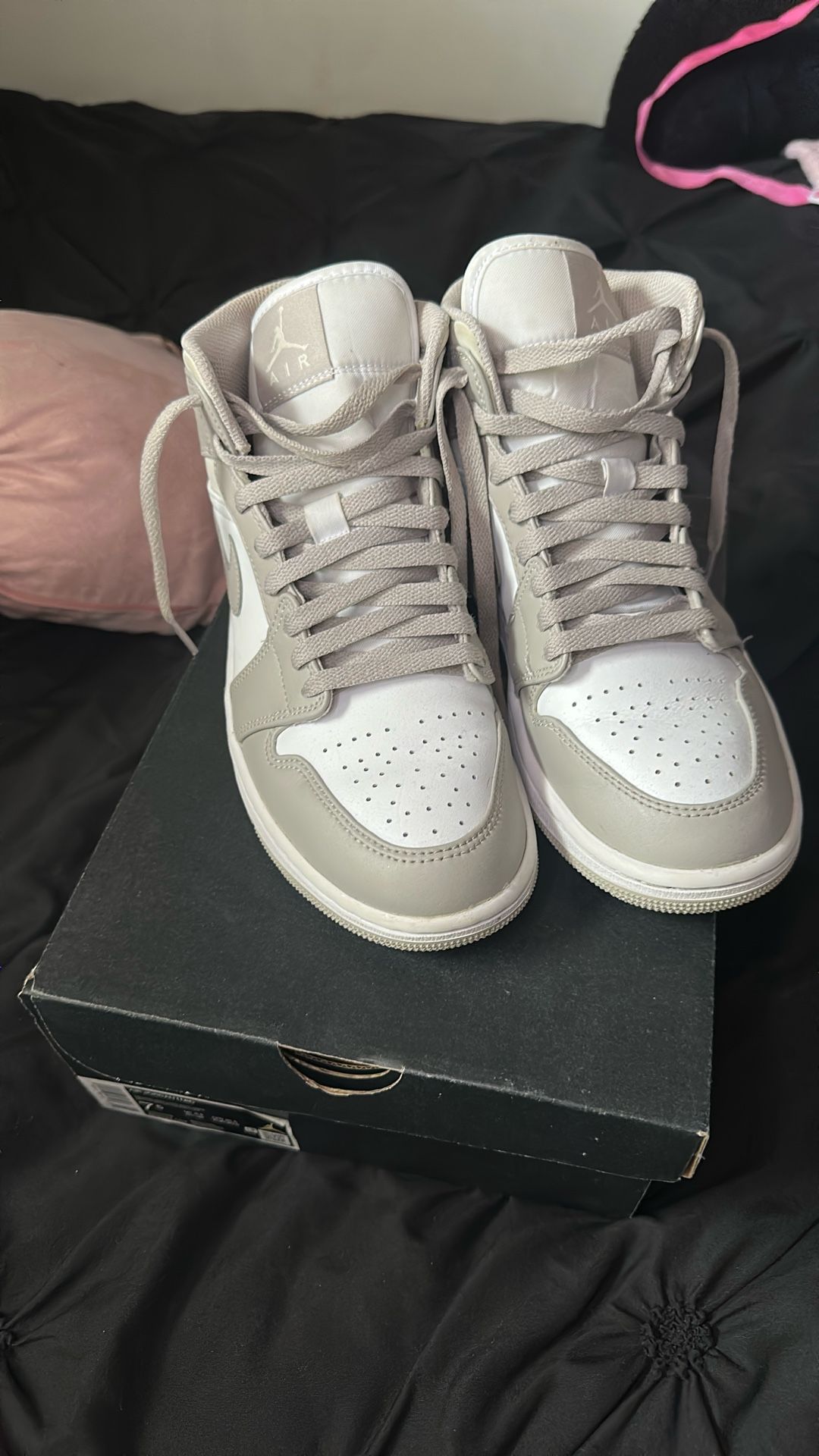 Air Jordan 1 Mid, College Grey Jordans