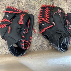 2 Youth Sized 11.5” Baseball Gloves Mizuno 