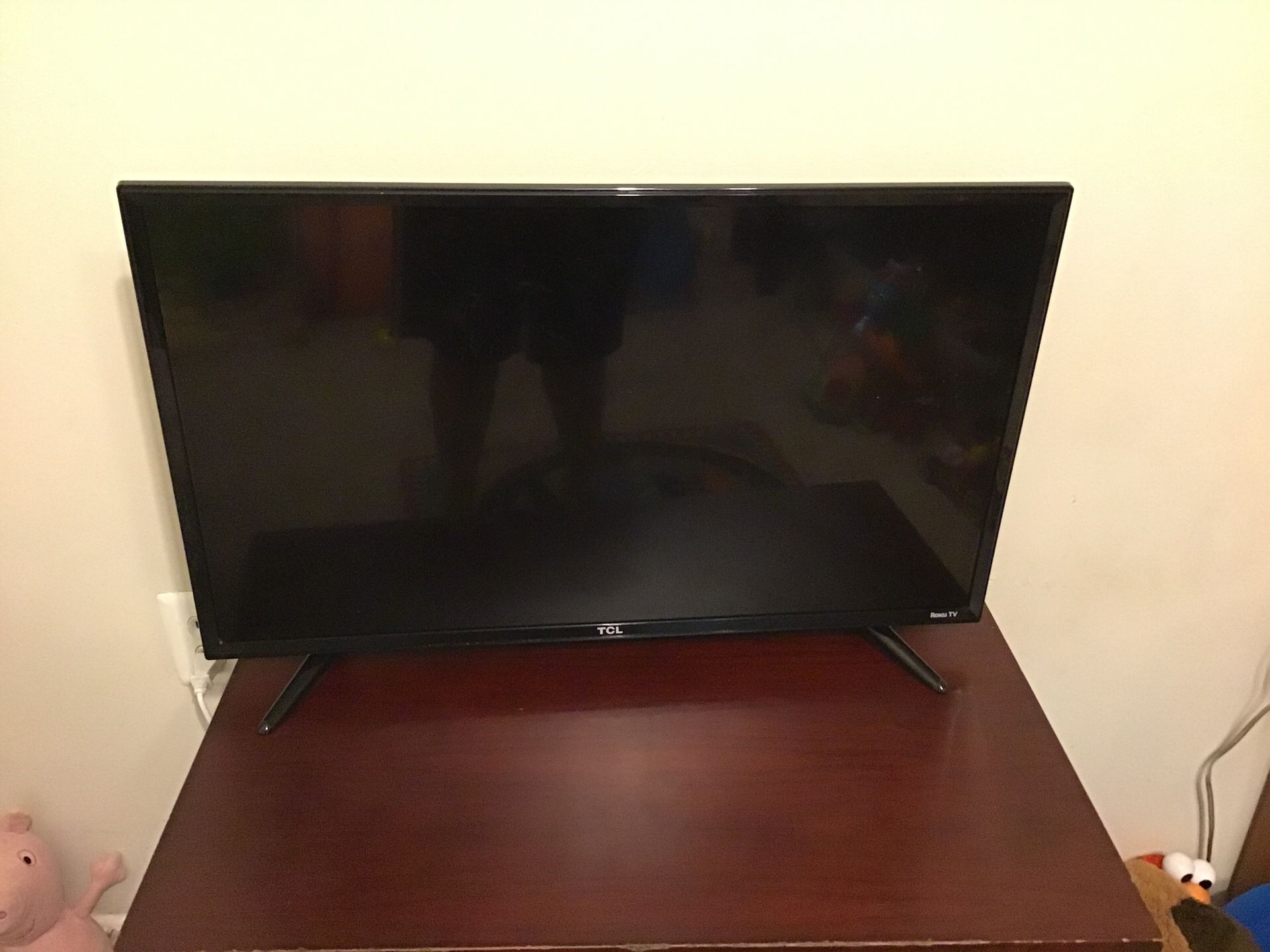 32in TLC Roku TV lcd is cracked and screen does not work, for parts only