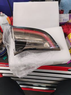 2024 Tesla Y Trunk Light (Damaged)