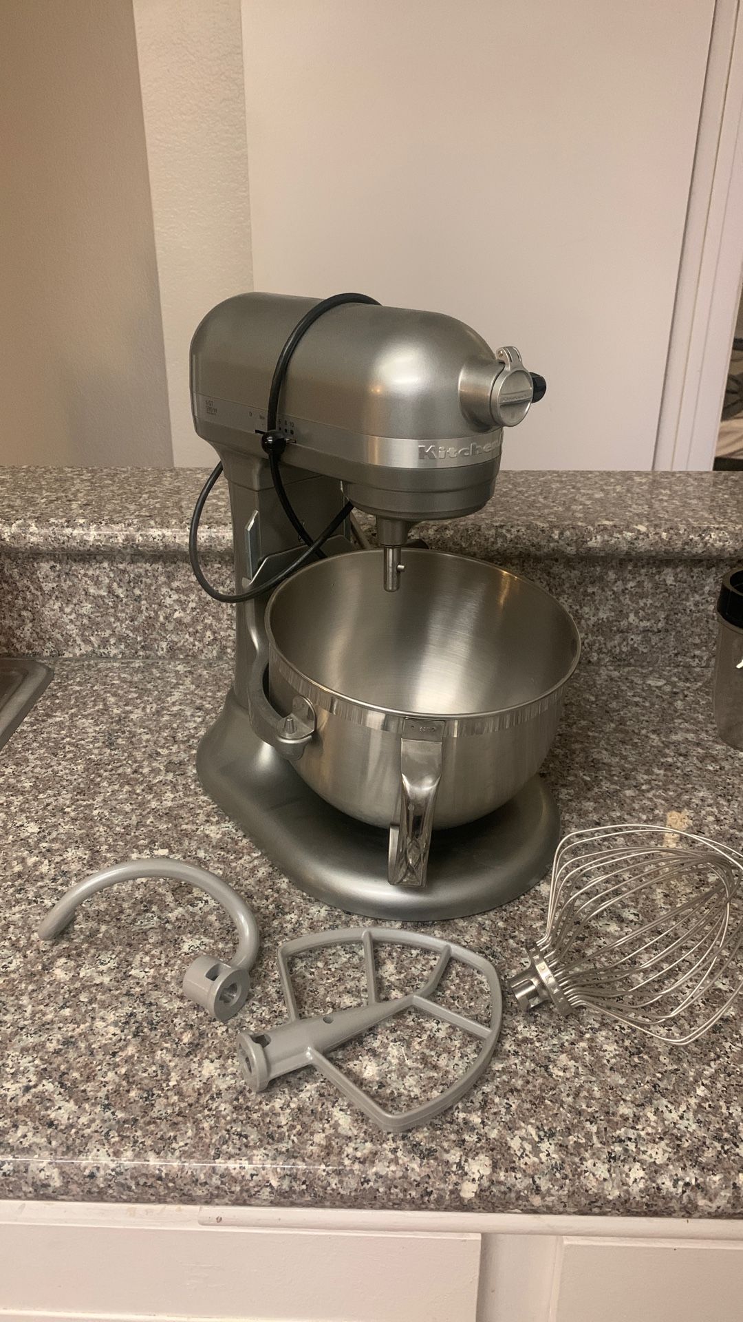 KitchenAid Mixer 6 QT | Like New | Excellent Conditioning