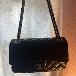 CHANEL black quilted shoulder bag