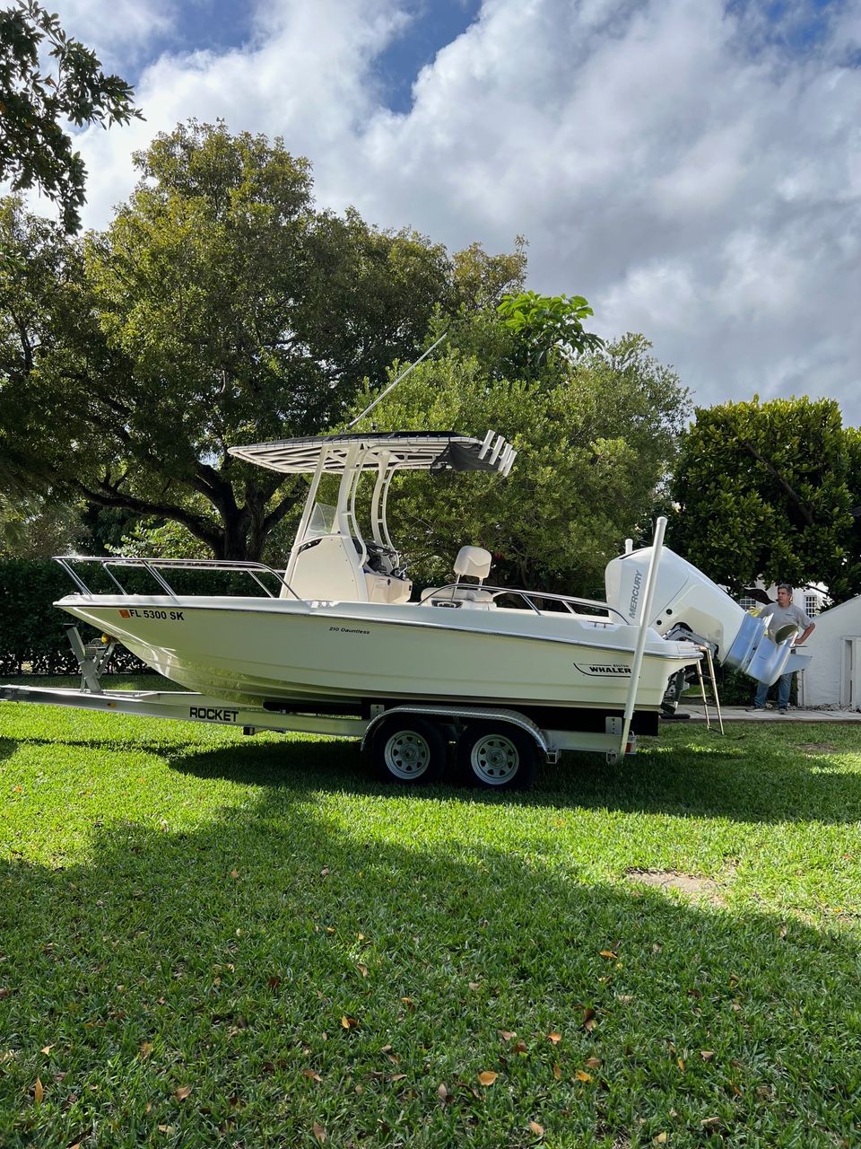 2019 Boston Whaler 210 Dauntless w/ Mercury 4-Stroke 3.4L V6 200HP - Under 200 Original Hours & 2023 Rocket Trailer!