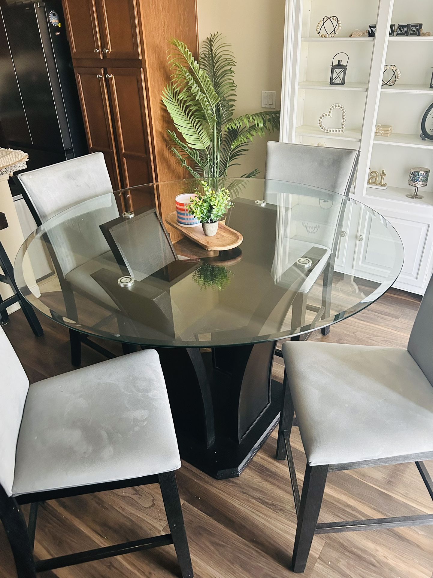 Ashely’s 4 Seater Round Dining Table