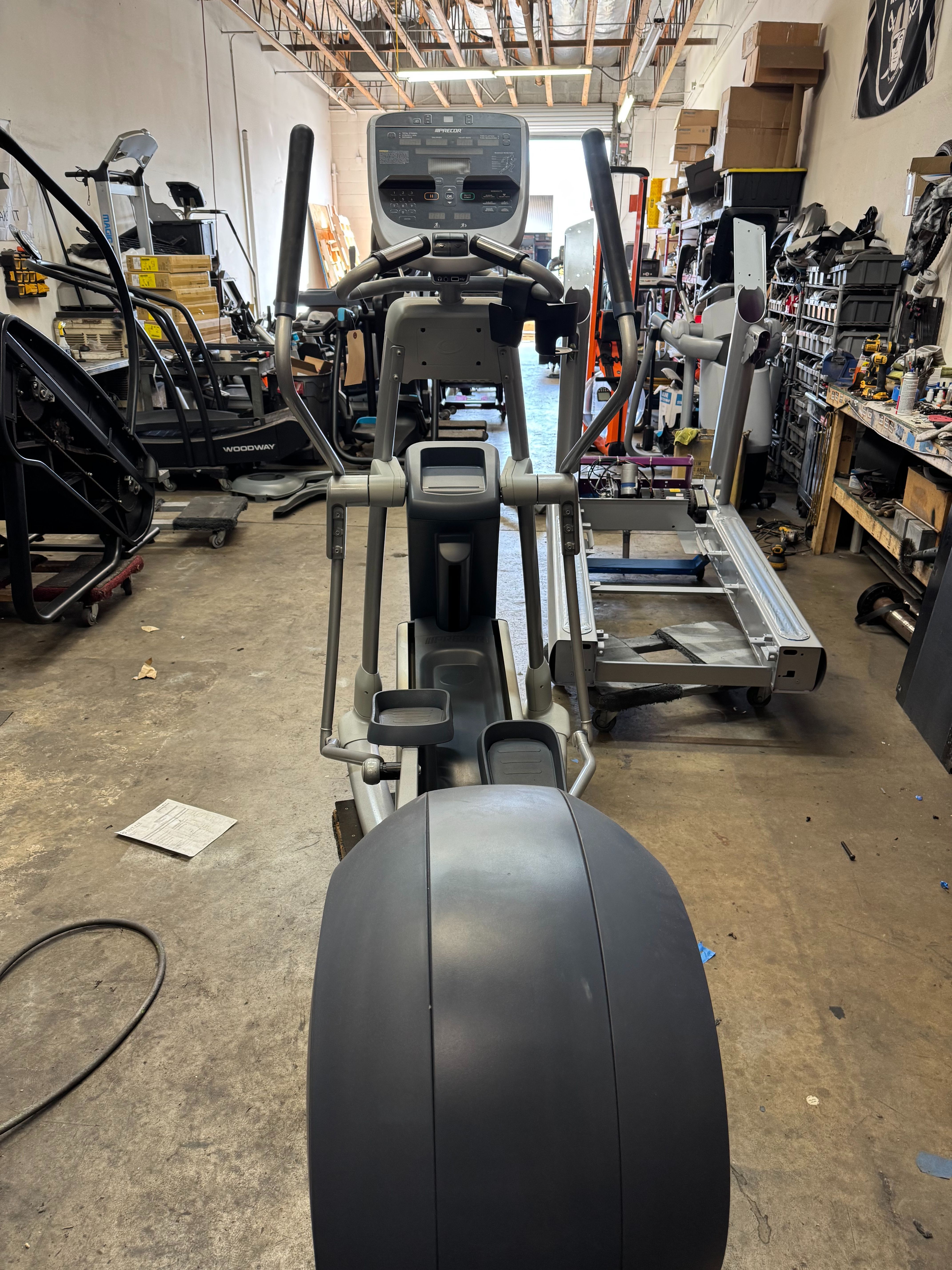 Precor 835 EFX Elliptical ( Delivery Included)