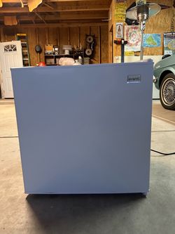 Mini fridge perfect for dorm