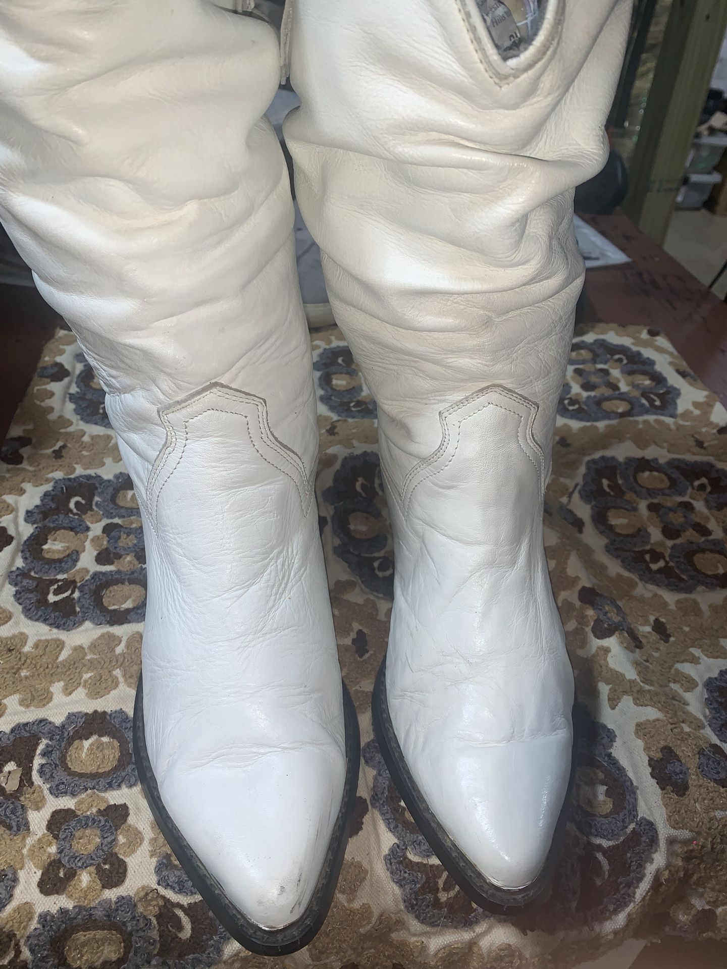 White leather western-style ankle boots by Dingo 81/2 
