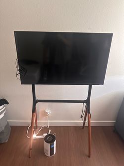 VIZIO 36 1/4 in x 21 in smart TV + mount