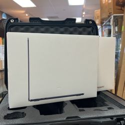 13”MacBook Air M3 256SSD