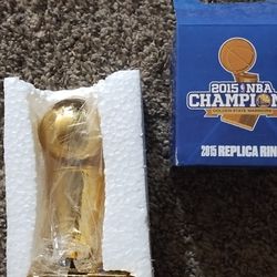 2018,2015 NBA CHAMPIONSHIP RINGS AND MINI TROPHY 