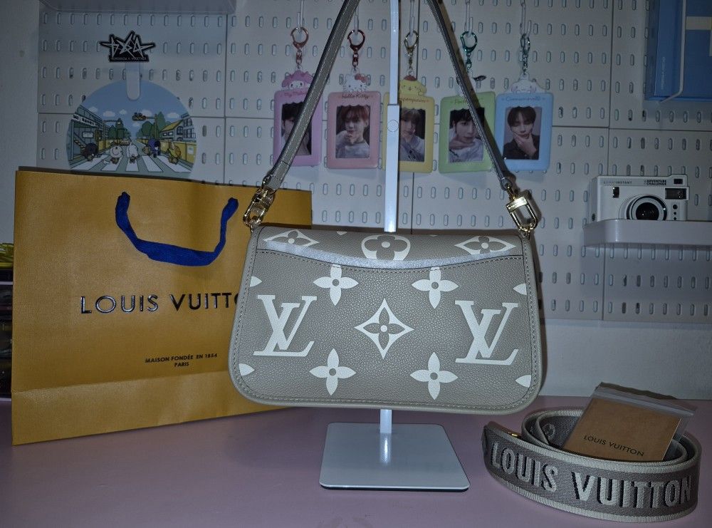 Lv DIANE MONOGRAM purse