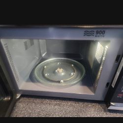 Used 900 Watt Farberware Microwave 
