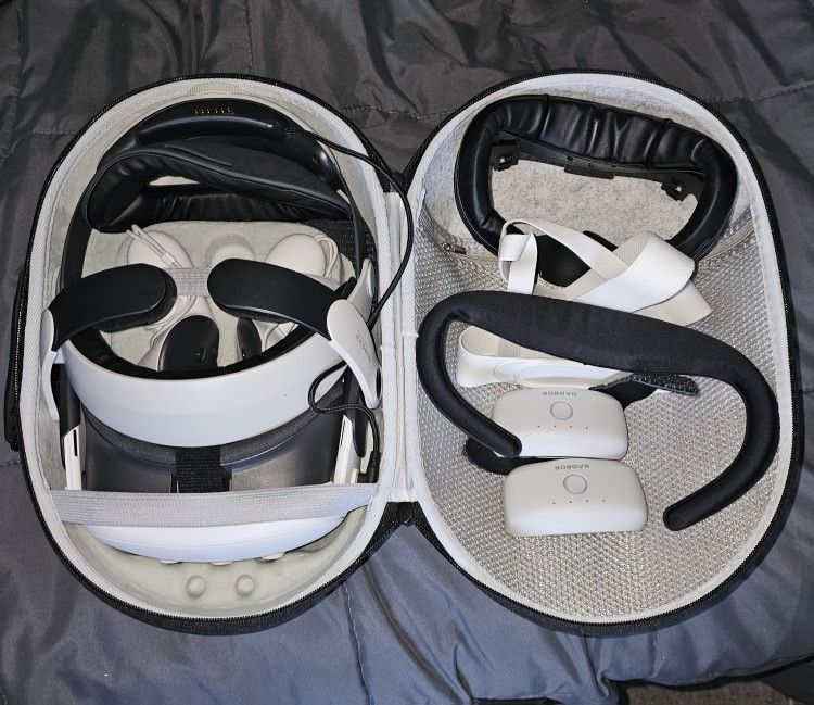 Meta Quest 3 VR Headset 128GB Version + Meta Quest Carrying Case