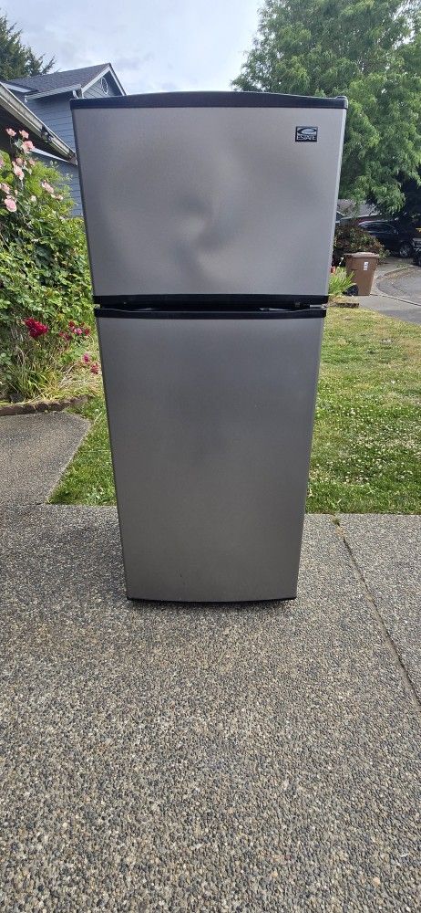 Whirlpool Fridge Size 28w 28d 67h) I Can Help You With Free Delivery Within 10 Miles Distance
