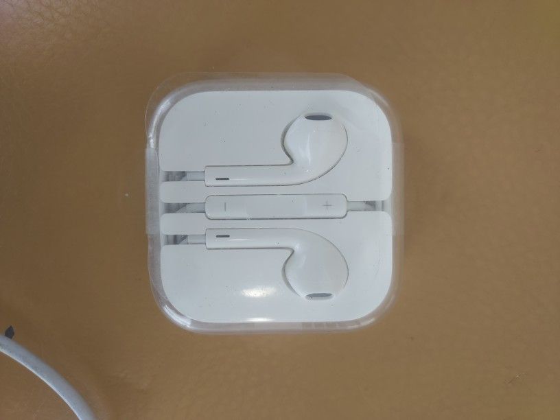 Apple EarPods With A 3.5mm HeadPhone Plug