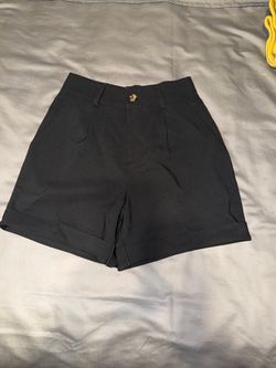 Madden NYC Pleated Cuffed Trouser Shorts in Black size small
