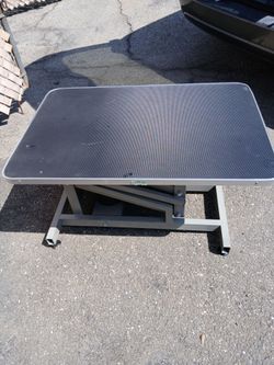 Dog grooming table