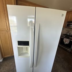 Refrigerator 