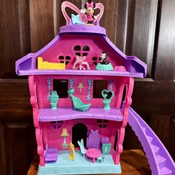 Fisher-Price Disney Minnie Mouse Minnie's Bow Sweet Home Dollhouse And Sleepover Party Set
