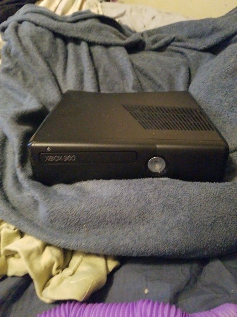 Xbox 360 Slim No Cords 500gig Barely Used