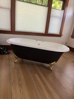 Cast-iron clawfoot tub