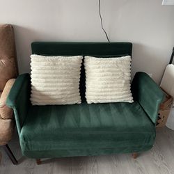 Loveseat/Foldout Bed & 4 Accent Pillows
