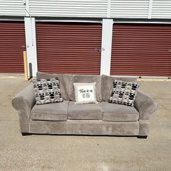 FREE DELIVERY 🚛🚚🚛 Beautiful Couch!!