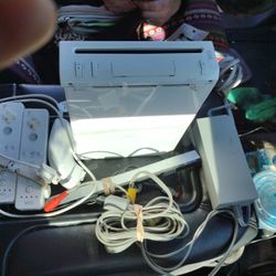 Nintendo Wii W Controller And Super smash Bothers Brawl