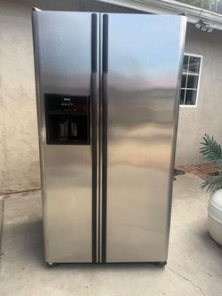 Refrigerator side by side