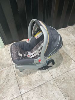 Graco Click Connect Snug Ride car seat