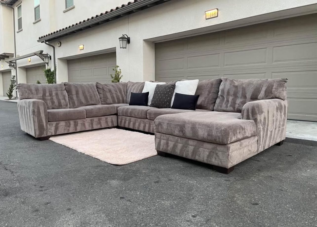 Huge Grey Sectional Couch Sofa From Jerome’s Furniture In Excellent Condition - FREE DELIVERY 🚛