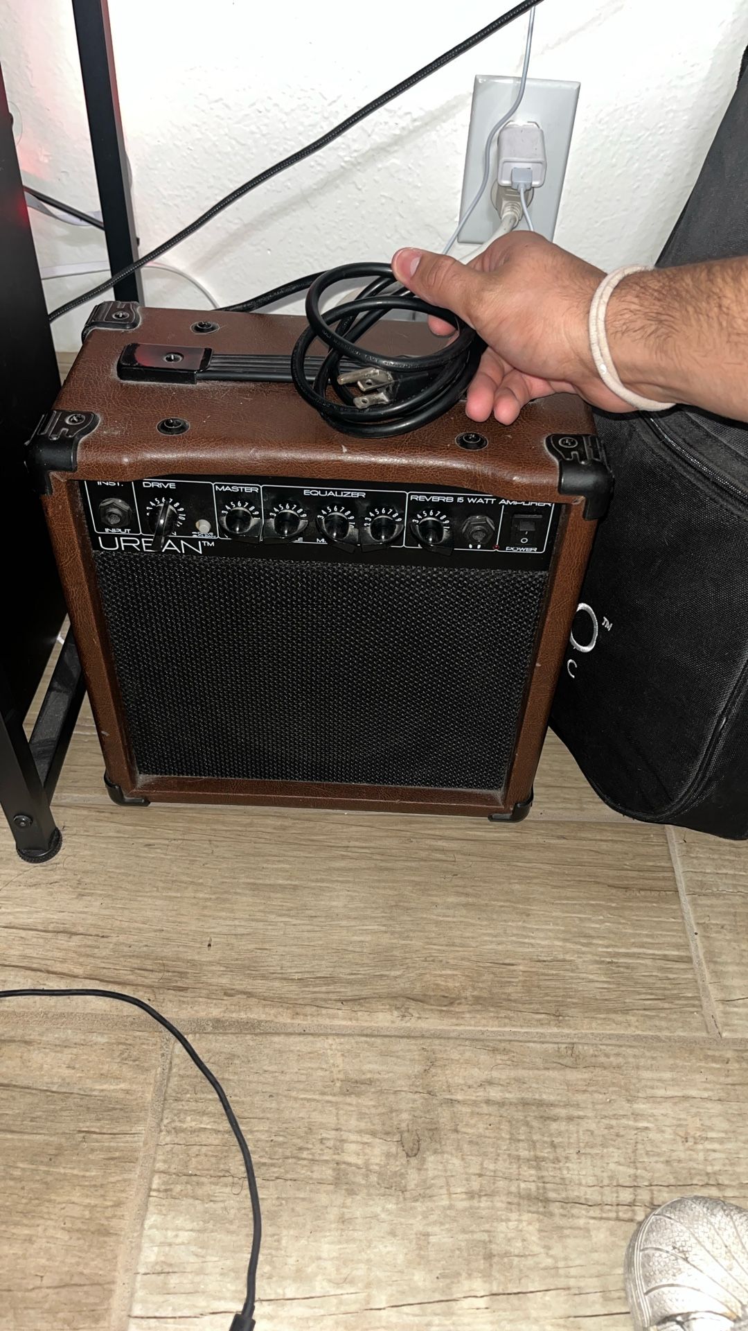 Sturdy URBAN 5W Guitar Amp – Great Condition, Powerful & Compact