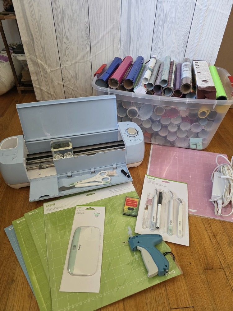 Cricut EXPLORE AIR 2 AND ACCESORIES