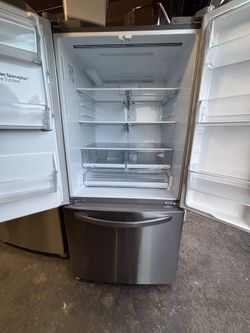 LG 33”W FRENCH DOOR STAINLESSS STEEL REFRIGERATOR HAS ONE DENT 2020 Year Energy ⭐️ 💦 WATER AND 🧊 ICE MAKER 