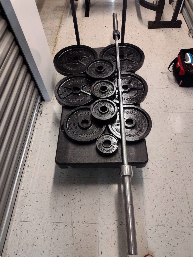 300 LB OLYMPIC WEIGHT SET ( LIKE NEW & DELIVERY AVAILABLE TODAY)
