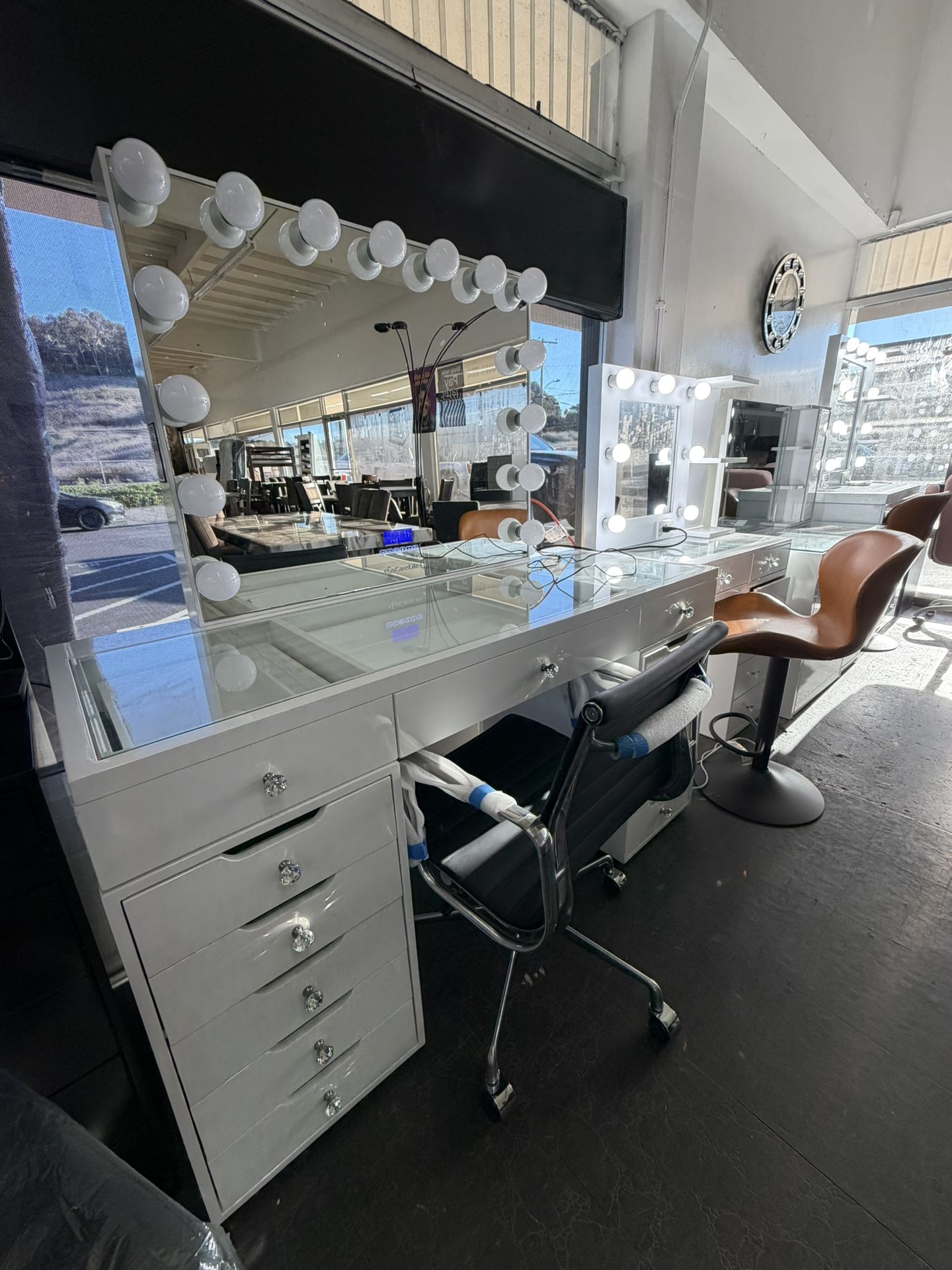 Hollywood Glow Vanity With LED Bulbs & Glass-Top Storage