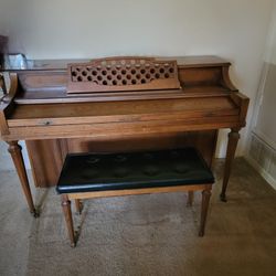 Piano- free! Pick it up in Placencia