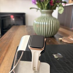 Apple Watch Series 4 – 40mm (Excellent Condition)