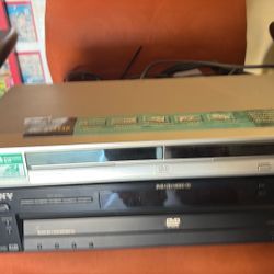 Sony CD / DVD Player  DVO - NS425P 