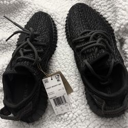 adidas Yeezy Boost 350 "Pirate Black".