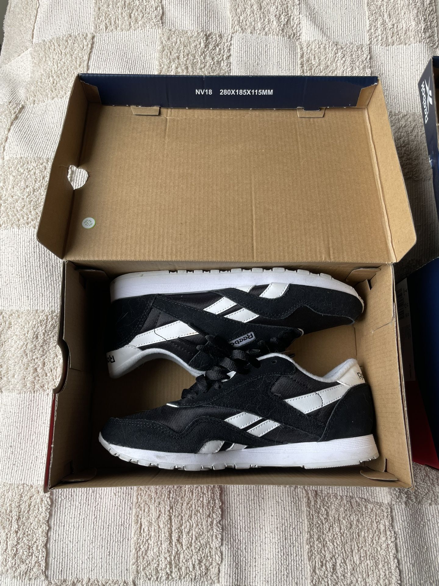 Women’s Size 7 Reebok classics