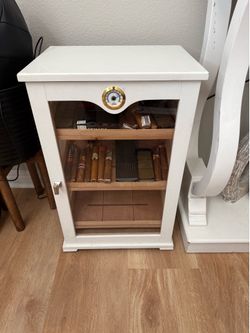 Cigar humidor