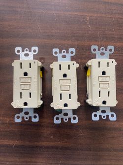 Leviton GFCI Outlets – Lot of 3