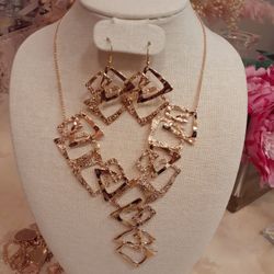 ASEMETRCAL GOLD TONE NECKLACE SET 