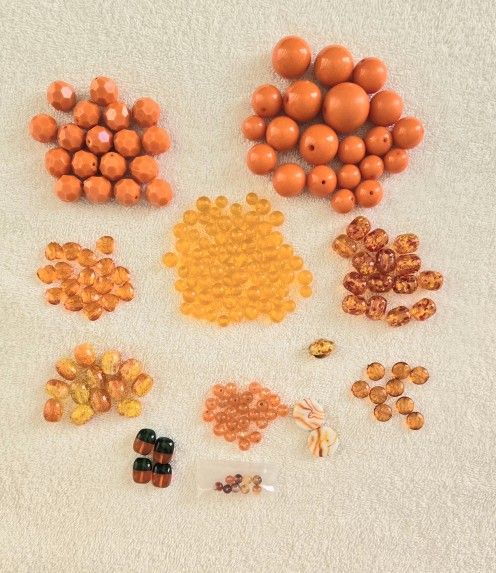 ORANGE BEADS - LOT 001