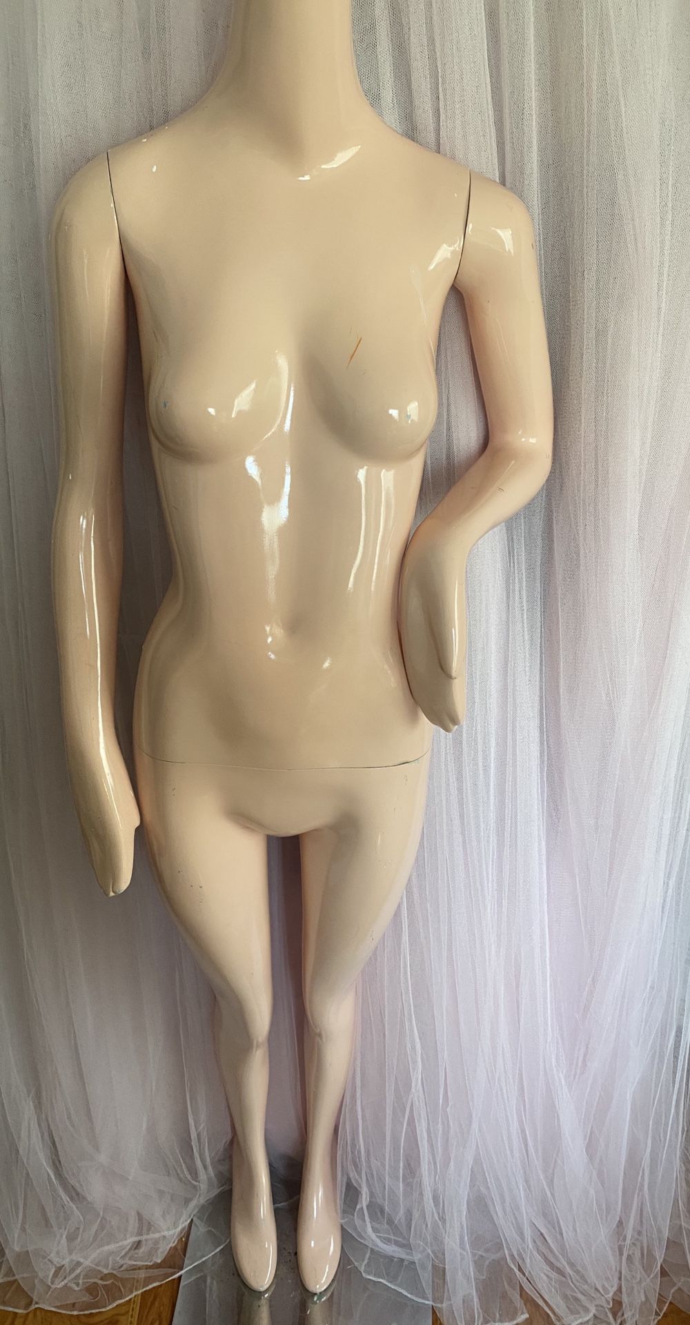 POSABLE MANNEQUIN WITH STAND