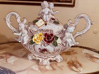 VERY BEAUTIFUL LUXURY LARGE VASES WITH LID CAPADIMONTE ITALY..NEW CONDITION